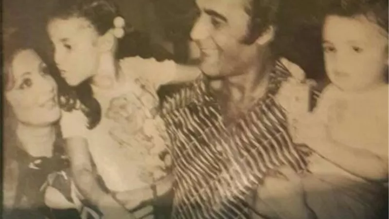 ”من صندوق الذكريات”.. صورة نادرة لـ محمود ياسين وشهيرة وأبنائهم