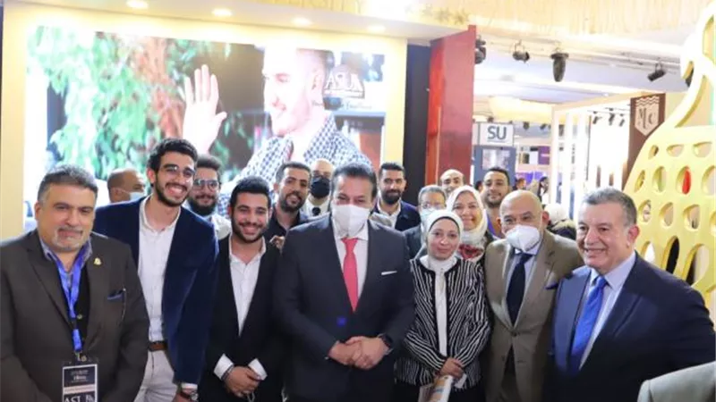 وزير التعليم العالي يتفقد جناح جامعة عين شمس بالملتقى الدولي للجامعات