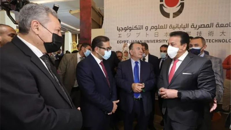 بالصور .. وزير التعليم العالي يتفقد معرض إيديوجيت 2022