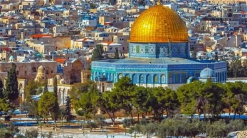 عشرات المستوطنين يقتحمون باحات الأقصى بشكل استفزازي