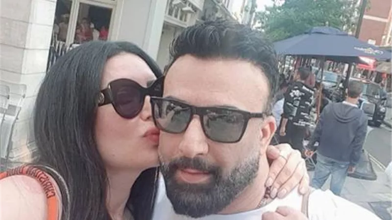 شاهد.. قبلة رومانسية من عبير صبري لزوجها في عيد ميلاده