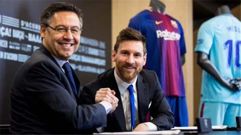 من رئيس برشلونة لوالد ميسي: لا تفاوض على الرحيل