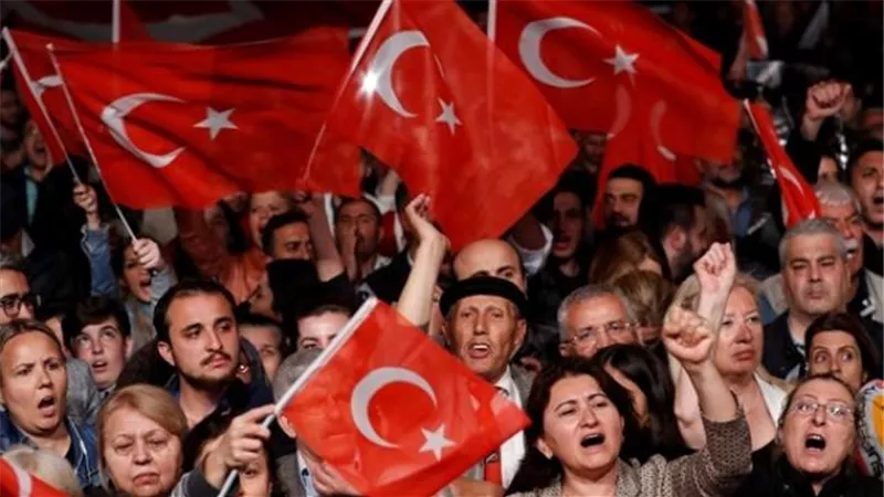 خربها أردوغان.. 76% من الشباب التركي يرغبون في الهروب من البلاد