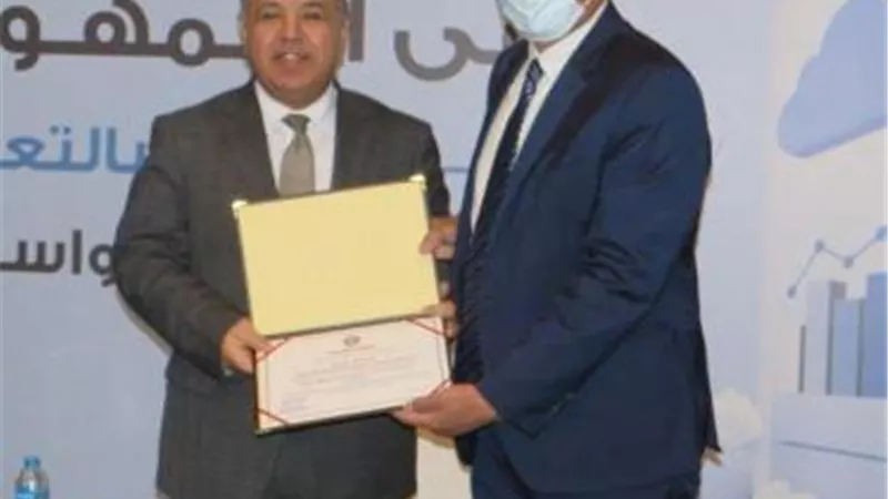 وزير المالية يكرم الدكتور حسن عودة الاستاذ بالألمانية بالقاهرة لمساهمته في اعداد قانون المالية العامة الموحد