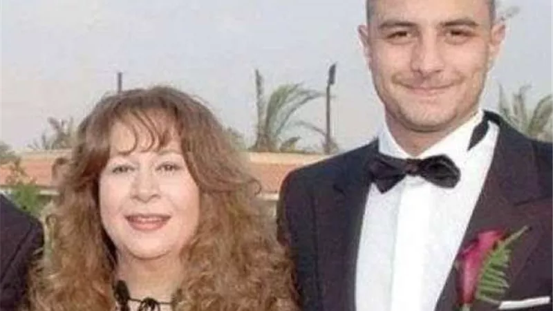 أحمد الفيشاوي يحتفل بعيد الأم مع والدته: أحقق النجاح بسببك