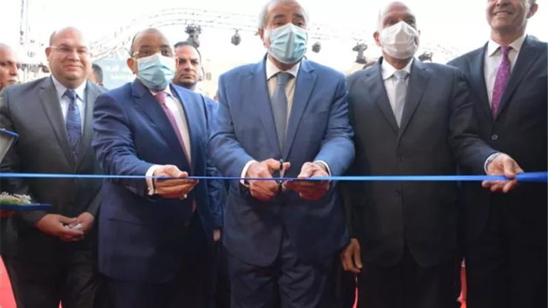 بالصور.. وزيرا التموين والتنمية المحلية ومحافظ الجيزة يفتتحون معرض ”أهلًا رمضان” بفيصل