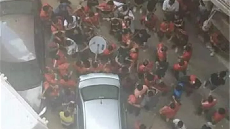 جماهير الأهلي تساند مؤمن زكريا من أمام منزله ”مؤمن زكريا أهلاوي”