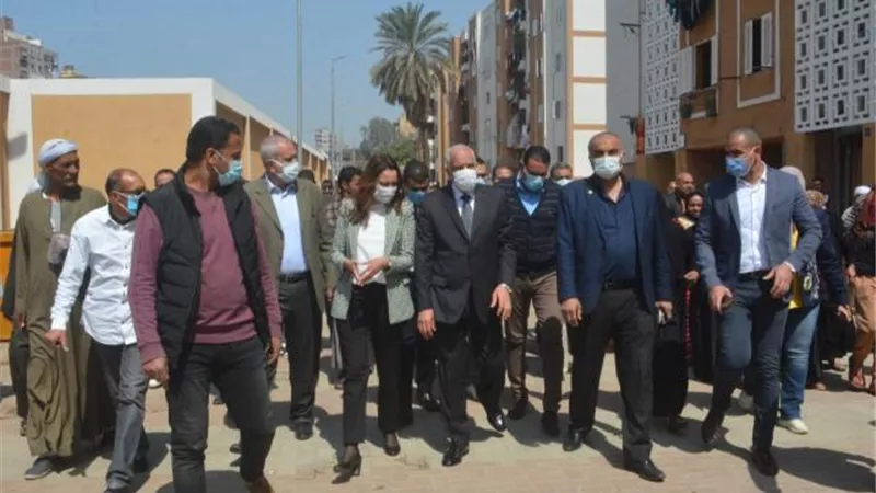 صور.. محافظ الجيزة يكشف آخر مستجدات مساكن عشش السودان ومحلات الشباب أسفل كوبري فيصل