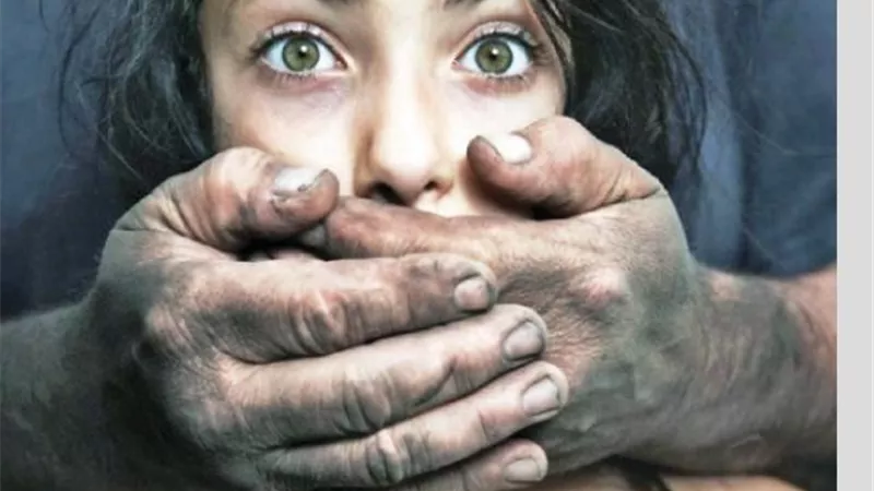 عاجل.. القبض علي طبيب شهير يعالج المرضي بالجنس والأحضان