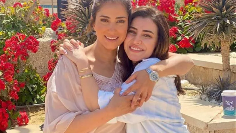 سارة الشامى برفقة حنان مطاوع من كواليس مسلسل ”وجوه”