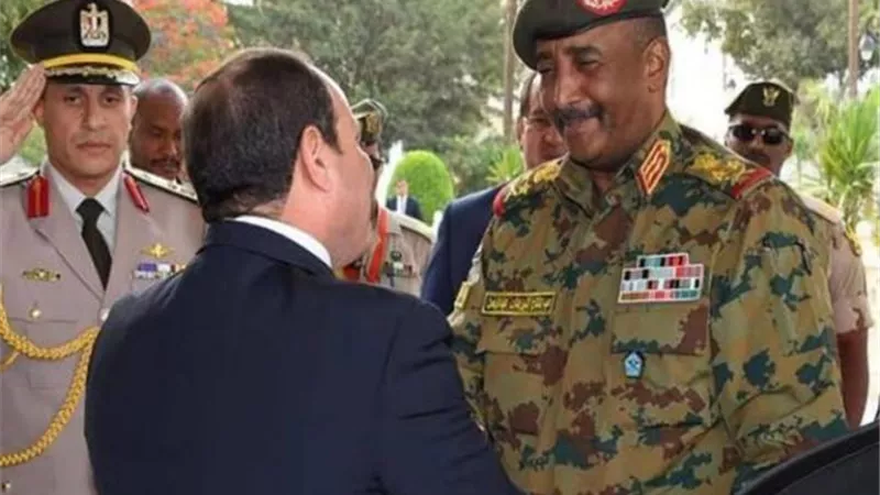 السيسى يستقبل البرهان فى مطار القاهرة