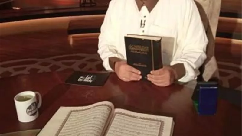 كيف كان  النبي عليه السلام يصلى جالسا؟