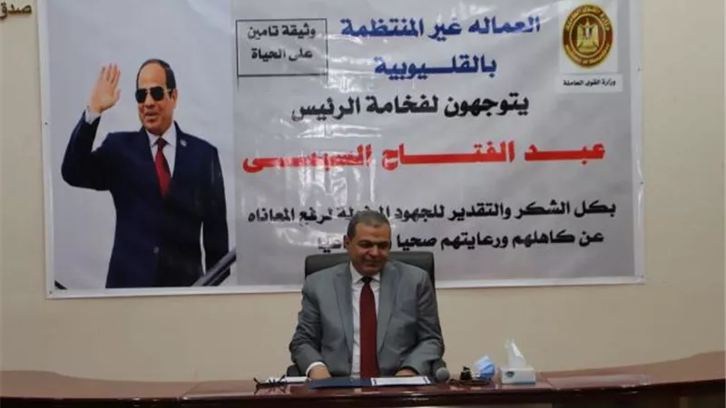 صور.. تسليم 2166 وثيقة تأمين ضد الحوادث الشخصية للعمالة غير المنتظمة بالقليوبية