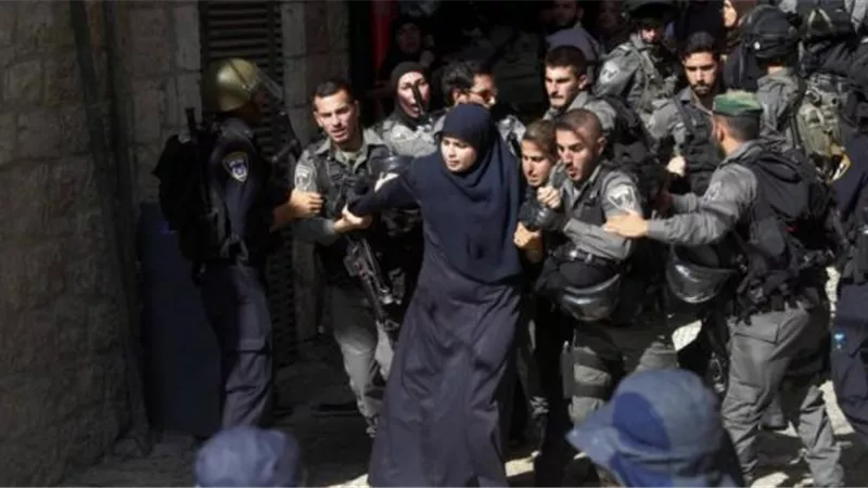 بعد التنكيل بها.. الاحتلال الإسرائيلي يعتقل سيدة في القدس
