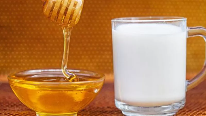 مشروب الحليب بالعسل على الريق.. الحل المثالي لعلاج الإمساك والهضم