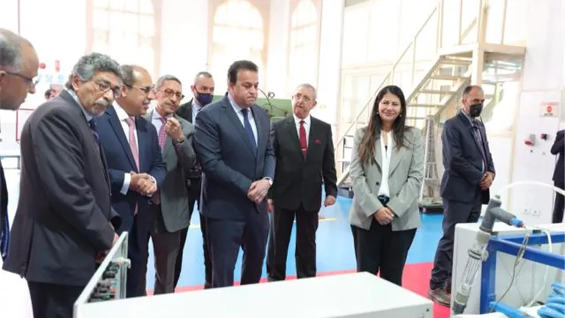 بالصور .. وزير التعليم العالي يتفقد كليات ومنشآت الجامعة البريطانية في مصر