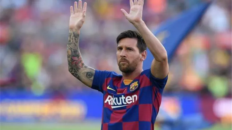 أسطورة ريال مدريد: والد ميسي سبب أزمة اللاعب مع البارسا