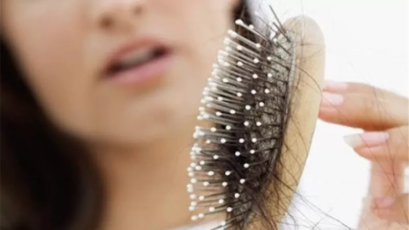متقلقيش بعد كدة.. وصفة سحرية ومذهلة لعلاج تساقط الشعر