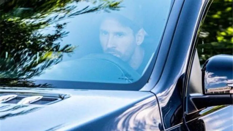 بالصور.. ميسي يصل تدريبات برشلونة