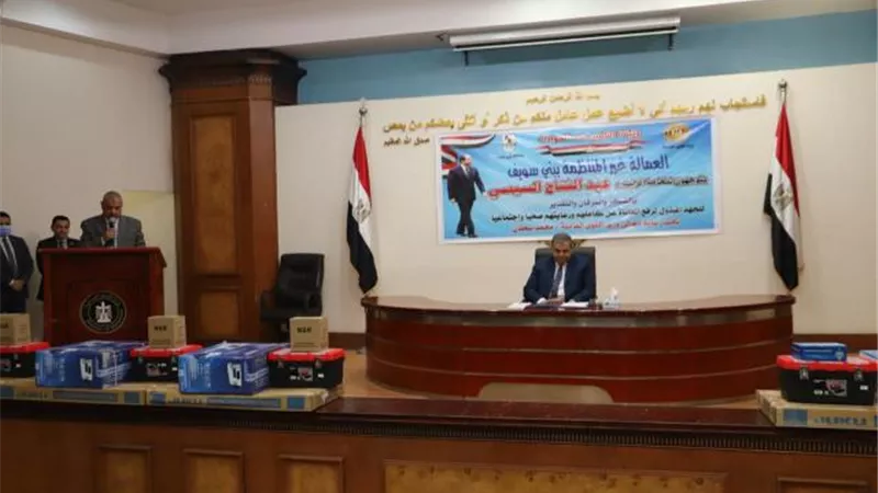 شاهد.. تسليم ماكينات خياطة وشنط «عدة» لأوائل خريجي التدريب المهني ببني سويف