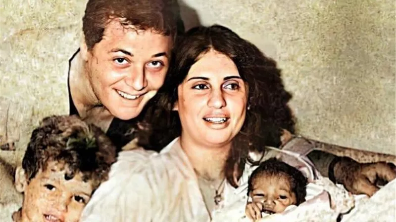 ”من صندوق الذكريات”.. كريم محمود عبد العزيز ينشر صورة نادرة له برفقة عائلته
