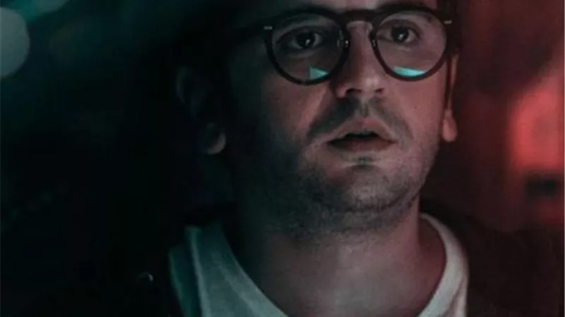 فيلم العيد.. مصطفى خاطر يروج لفيلمه الجديد ”أشباح أوروبا”