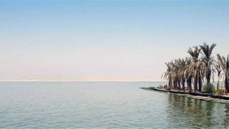 توجد بها ثروات قارون وكانت الملاذ الوحيد للملك فاروق وتسكنها الزواحف والذئاب والثعابين الحمراء ... بحيرة قارون بين الحقيقة والخرافات