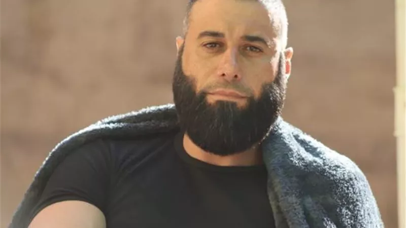 أحمد السعدنى يروج لمسلسل ”بطلوع الروح” بـ”لوك” شخصية ”أبو أسامة”