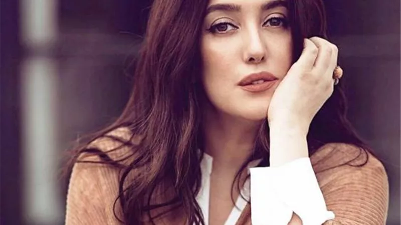 كندة علوش: ”بردًا وسلامًا يا بلدي الغابات اللي عم تحترق كانت جنة الله علي الأرض”