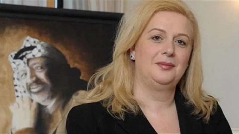 أرملة ياسر عرفات تشن هجوم حاد علي أبو مازن .. لهذا السبب