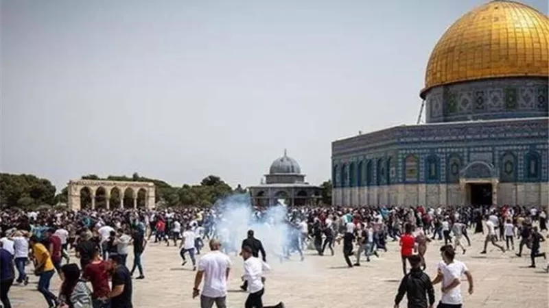 مئات المستوطنين يقتحمون ساحات المسجد الأقصى