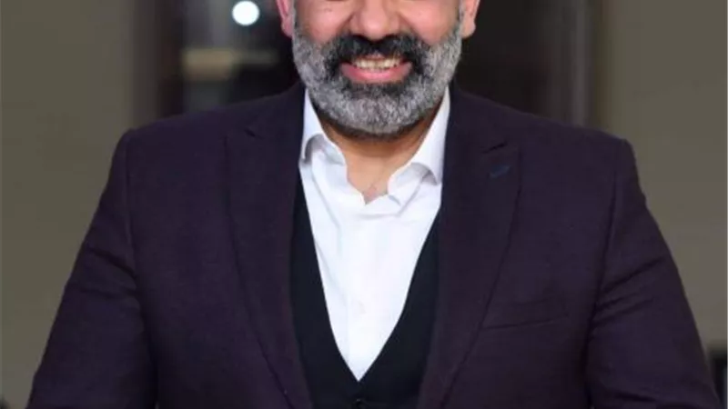محسن منصور يطلب من جمهوره الدعاء لوالده بعد تعرضه لوعكة صحية