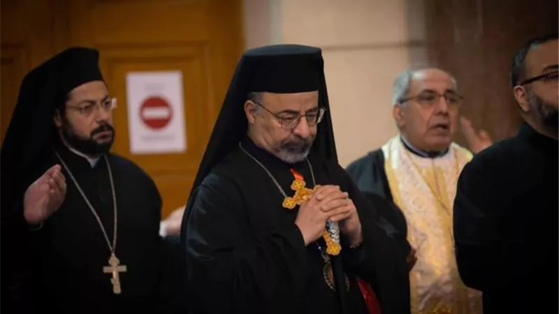جنازة مهيبة.. بطريرك الكاثوليك يشارك في قداس الأب ستيفن لبط