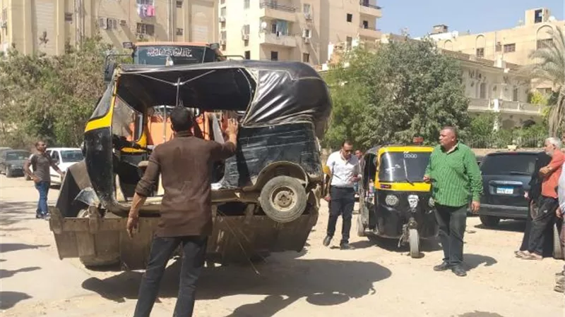صور.. «الجيزة» تطارد التوك توك باللودرات داخل الجراجات ومخالفات بالجملة بحدائق الأهرام