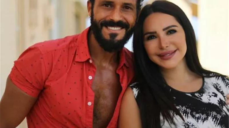بالصورة.. يوسف الشريف يتغزل في زوجته علي طريقة الهضبة عمرو دياب