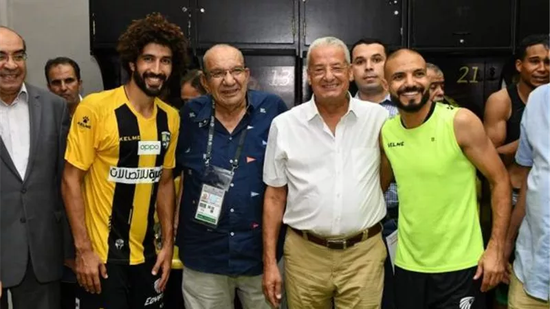 بالصور .. رئيس المقاولون يهنئ اللاعبين بعد الفوز على الحرس والصعود للمركز الثالث