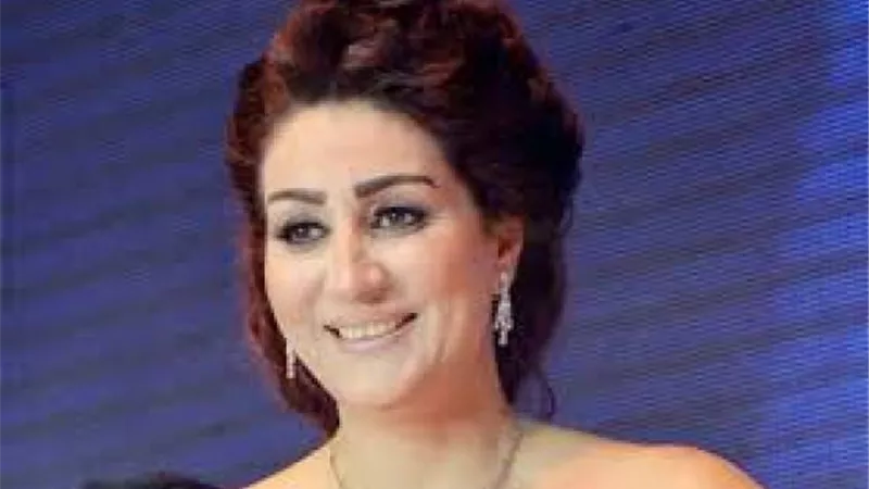 وفاء عامر تشيد بسيدة القطار وتطلب منحها لقب الأم المثالية