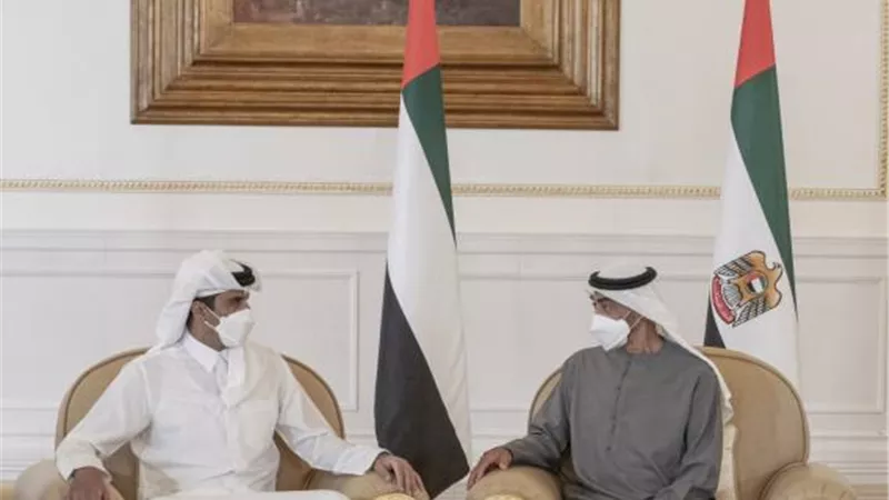 أمير قطر يصل أبو ظبي ويُعزي رئيس دولة الإمارات