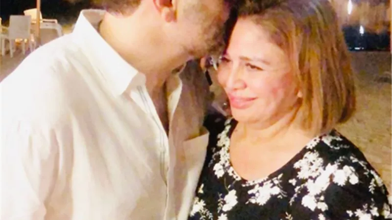 بالصور.. إلهام شاهين تهنئ شقيقها بخطوبته