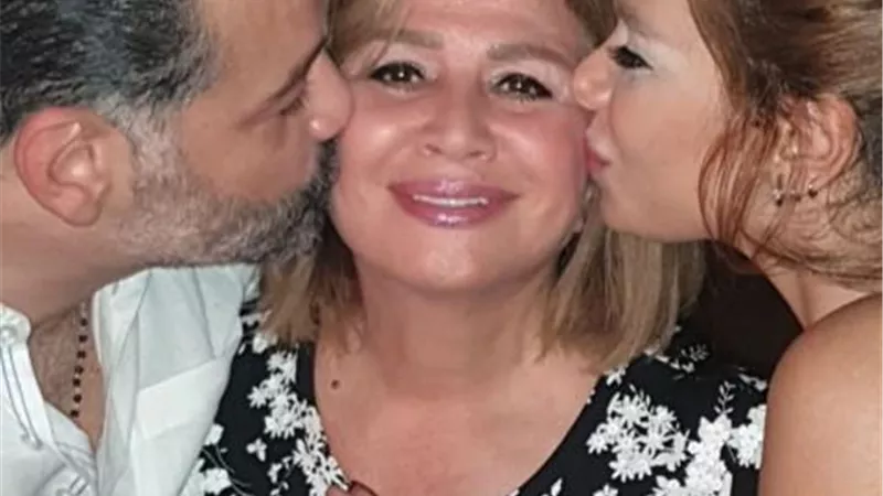 إلهام شاهين تنشر صورة بصحبة شقيقها وخطيبته منة جاب الله: حبايب قلبي