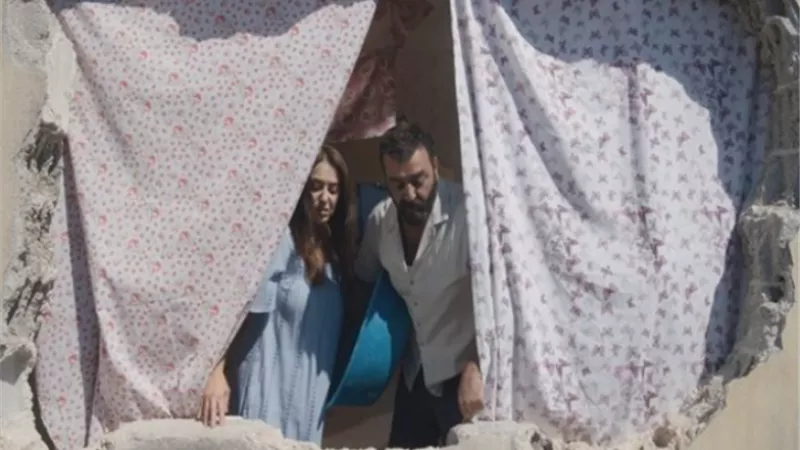 كندة علوش تودع الديكور الخاص بفيلم ”نزوح”