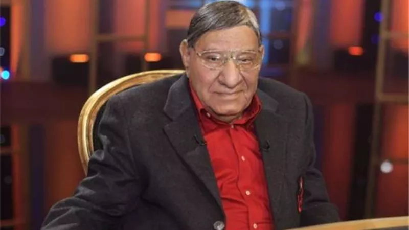 نقل الإعلامى مفيد فوزى للمستشفى بعد تعرضع لوعكة صحية