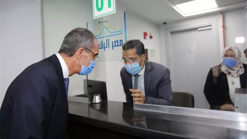 وزير الاتصالات يفتتح 3 مراكز بريدية تقدم خدمات توثيق الشهر العقاري