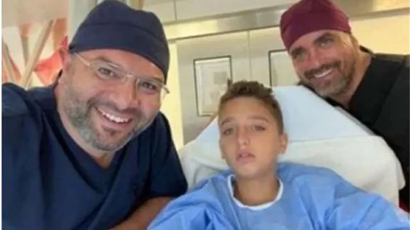 أمير كرارة برفقة نجله من غرفة العمليات ويعلق : الحمد لله