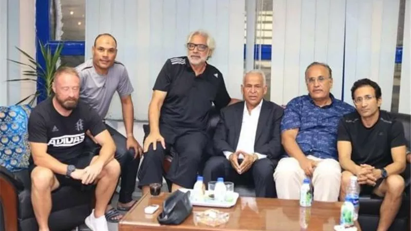 فرج عامر يجتمع بالجهاز الفني لسموحة قبل مباراة الجونة