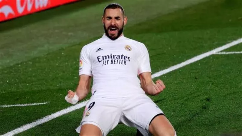 كريم بنزيما يتوج بجائزة أفضل لاعب فى دورى أبطال أوروبا موسم 2022