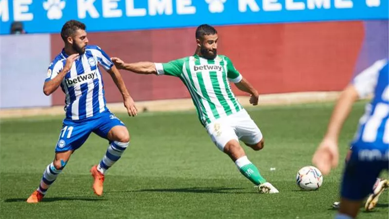 ريال بيتيس يلدغ ألافيس بهدف +90 في الدوري الاسباني