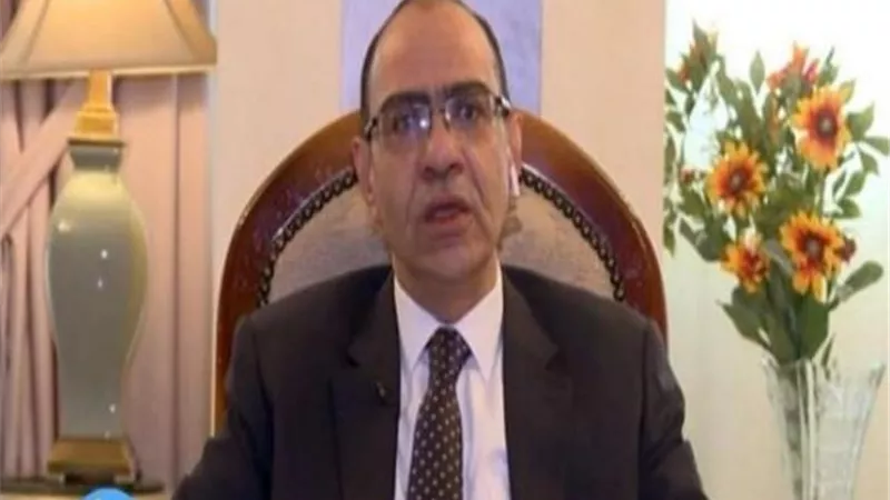رئيس مكافحة كورونا يتقدم مع ابنه للخضوع لتجارب اللقاح الجديد