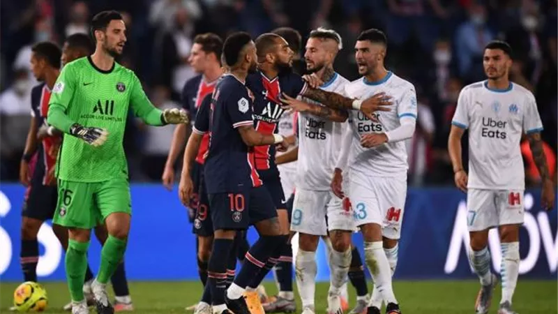 5 بطاقات حمراء مهدت طريق مارسيليا للفوز على باريس سان جيرمان في الدوري الفرنسي