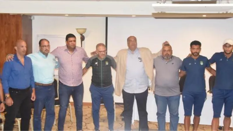 بالصور .. مصيلحى يدعم فريق الكرة ويطالبهم بالفوز علي الأهلي